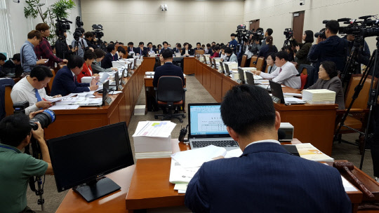 17일 서울 영등포구 국회에서 국회 보건복지위원회가 식품의약품안전처에 대한 국정감사를 진행하고 있다.